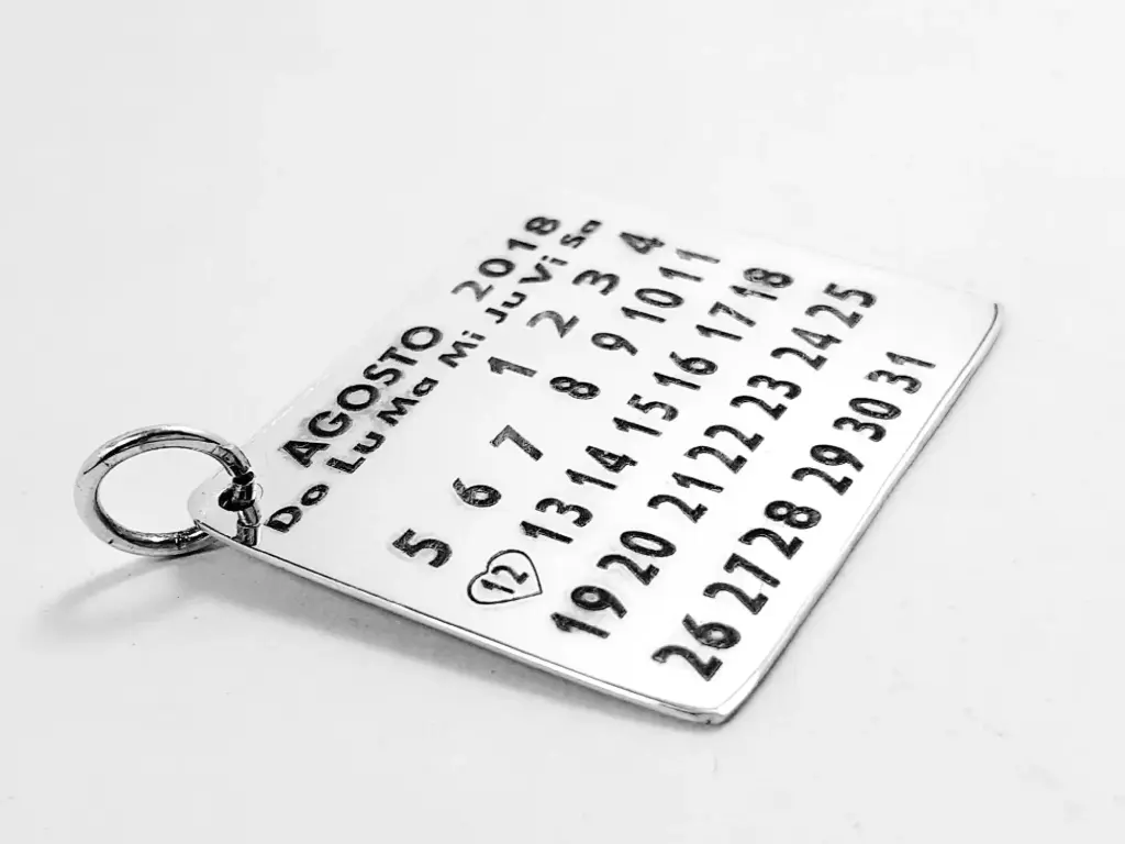 [DP.68] Dije Calendario Grabado