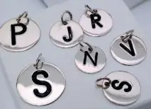 [DP.112] Medalla con inicial