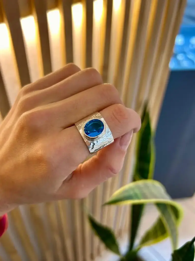 [AF.0105] Anillo Cinta Martillado con Piedra