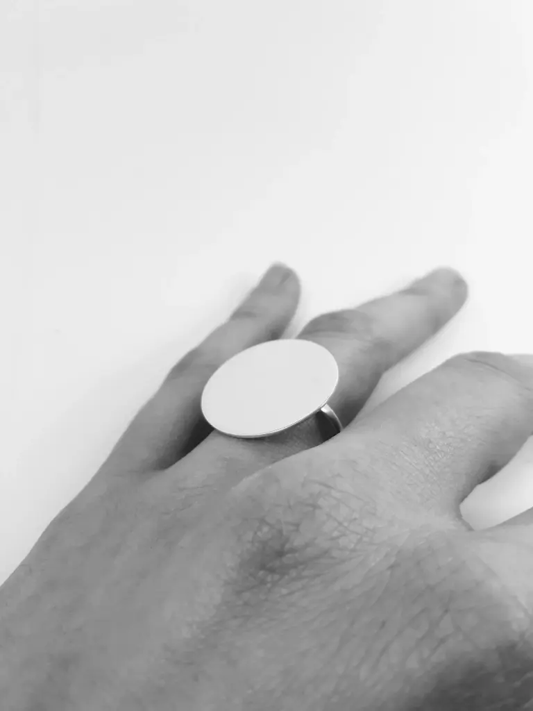 [AF.0051.] Anillo Cinta con Mesa Redonda Chata