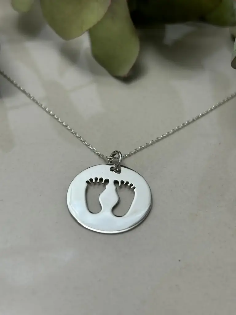 [DP.233] medalla redonda con huella calada