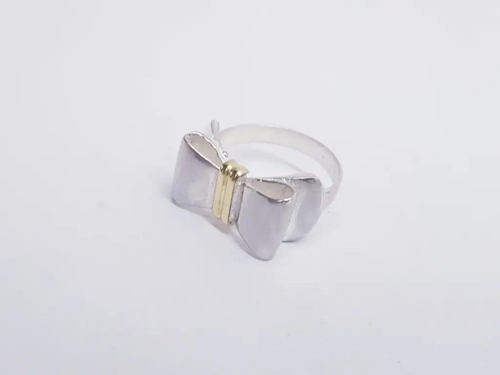 [AF.0033] Anillo moño lazo c/ double de oro en el centro