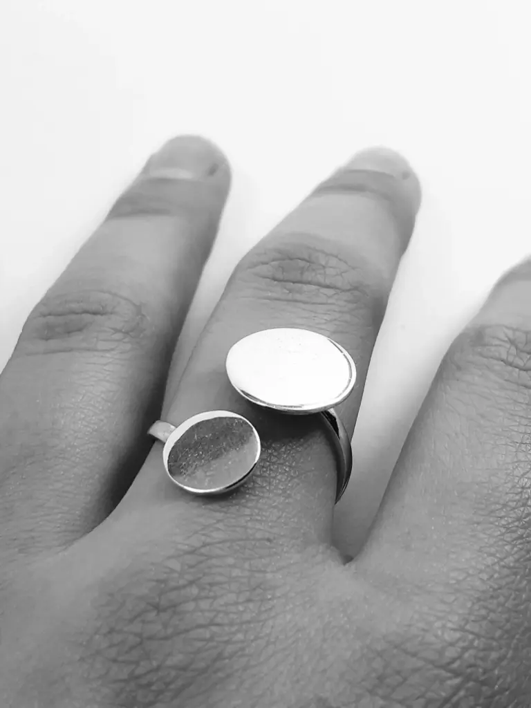 [AF.0050] Anillo cinta pellizco cruzado con mesas redondas