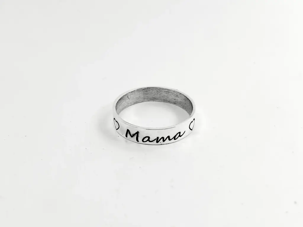 [AF.0063] Anillo cinta grabado "mamá"