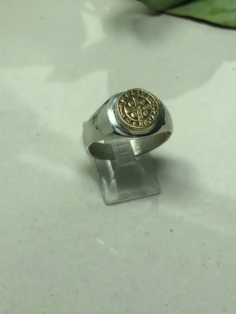 [AF.0073] Anillo San Benito redondo plata y oro