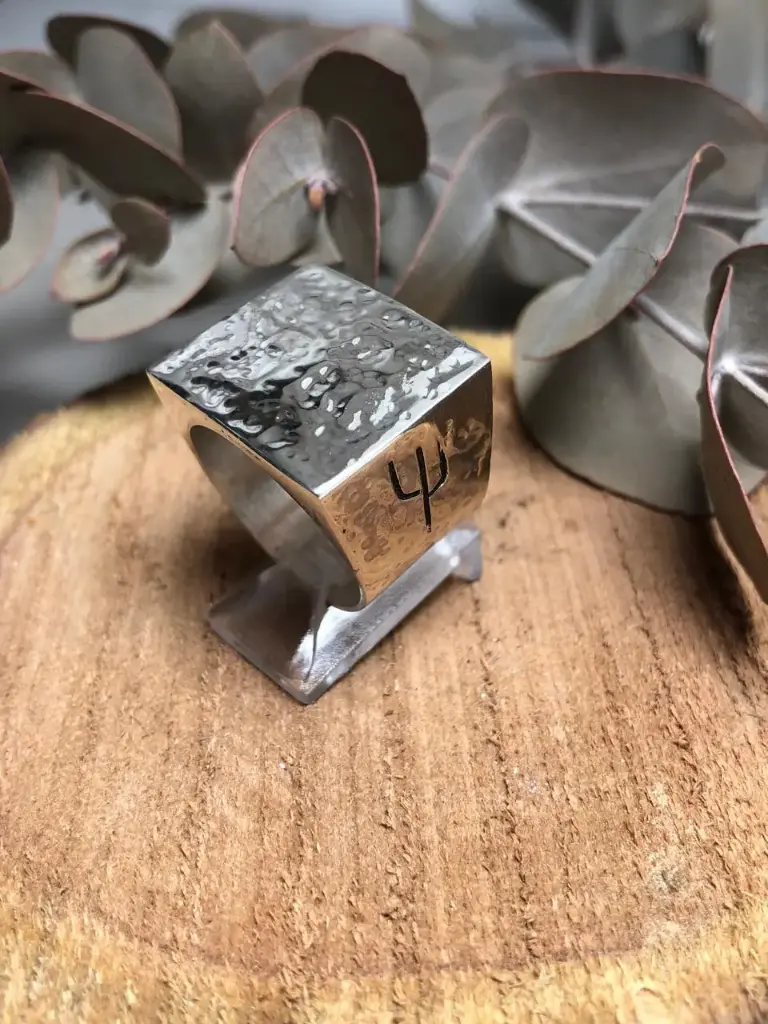 [PM.00010] Anillo cuadrado martillado 