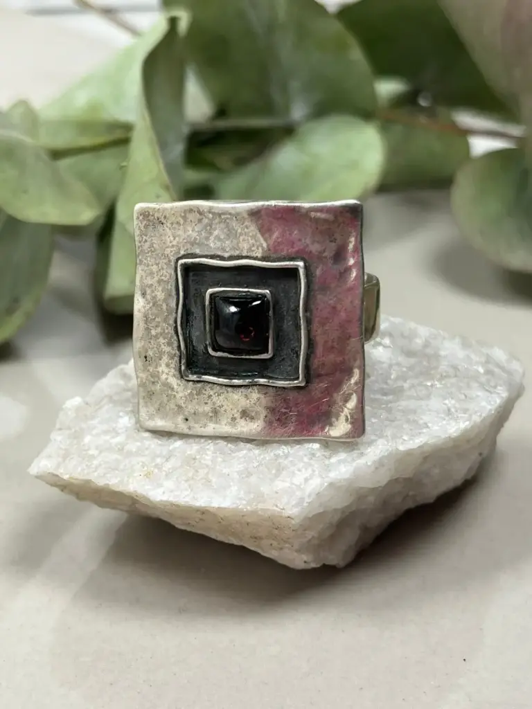 [AF.0115] Anillo cuadrado martillado con piedra