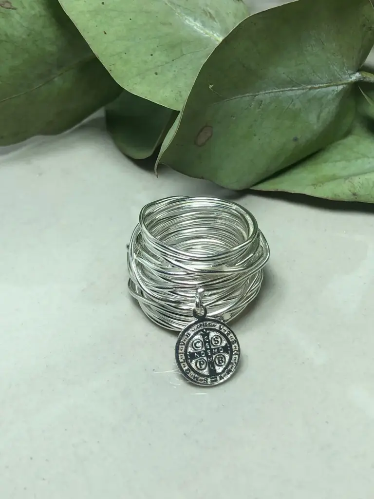 [AF.0127] Anillo Hilos con Dije San Benito