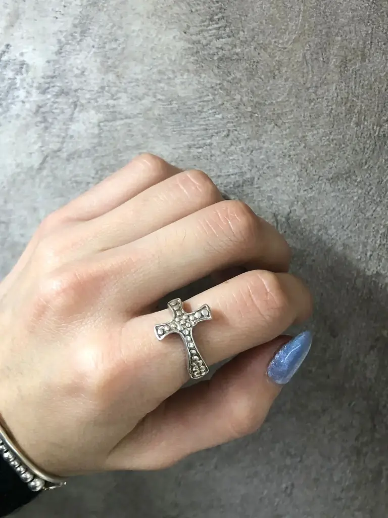Anillo cruz acostada