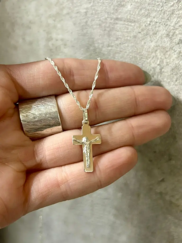 Dije cruz y cristo